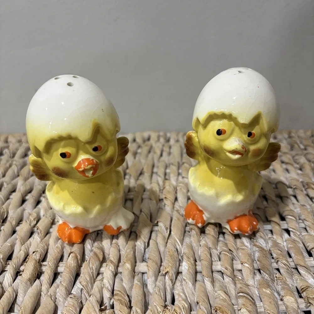 VTG Retro Japan Ceramic‎ Baby Chickens Emerging From Eggs Salt & Pepper Shakers